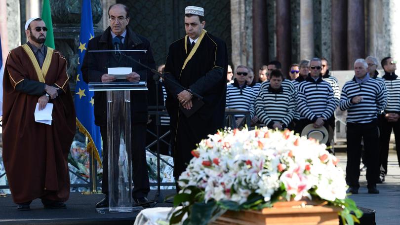 Folla a Venezia per l'addio a Valeria Solesin