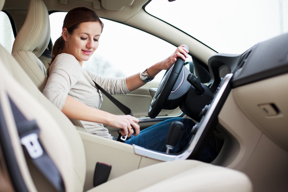 Sicurezza in auto, donne più attente degli uomini