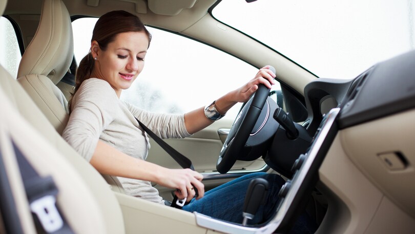 Sicurezza in auto, donne più attente degli uomini
