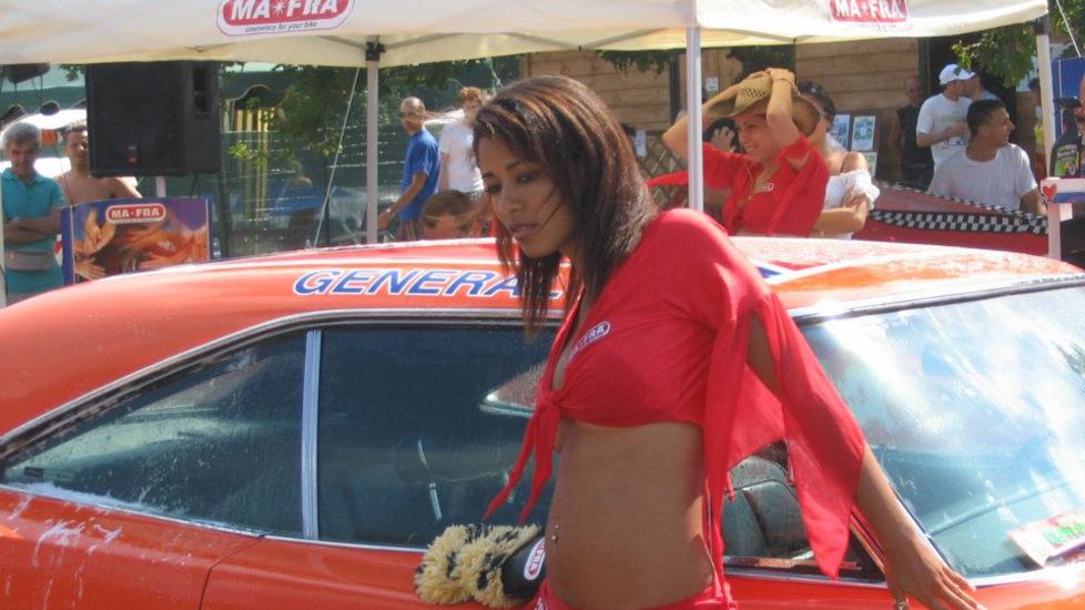 <p>Ogni anno, in occasione dei più famosi raduni, l’azienda di prodotti per la pulizia auto Ma-Fra organizza il Sexy Car Wash. Il successo di pubblico è assicurato… (fonte Facebook)</p>
