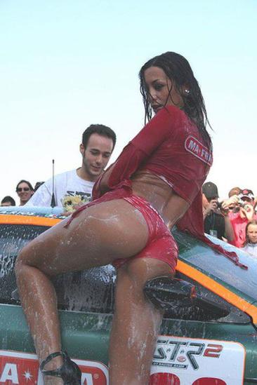 <p>Ogni anno, in occasione dei più famosi raduni, l’azienda di prodotti per la pulizia auto Ma-Fra organizza il Sexy Car Wash. Il successo di pubblico è assicurato… (fonte Facebook)</p>
