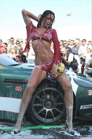 <p>Ogni anno, in occasione dei più famosi raduni, l’azienda di prodotti per la pulizia auto Ma-Fra organizza il Sexy Car Wash. Il successo di pubblico è assicurato… (fonte Facebook)</p>
