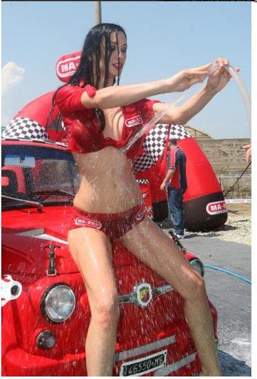 <p>Ogni anno, in occasione dei più famosi raduni, l’azienda di prodotti per la pulizia auto Ma-Fra organizza il Sexy Car Wash. Il successo di pubblico è assicurato… (fonte Facebook)</p>
