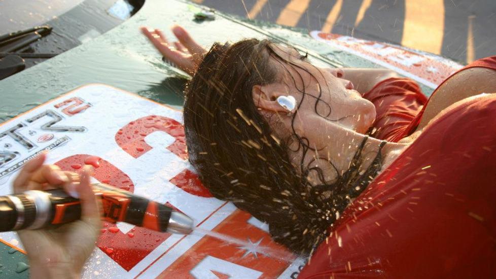 <p>Ogni anno, in occasione dei più famosi raduni, l’azienda di prodotti per la pulizia auto Ma-Fra organizza il Sexy Car Wash. Il successo di pubblico è assicurato… (fonte Facebook)</p>
