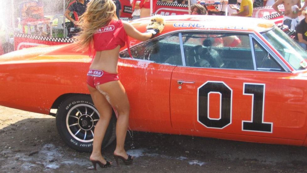 <p>Ogni anno, in occasione dei più famosi raduni, l’azienda di prodotti per la pulizia auto Ma-Fra organizza il Sexy Car Wash. Il successo di pubblico è assicurato… (fonte Facebook)</p>
