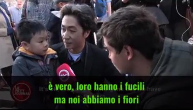 Parigi, papà rassicura il figlio: «Loro hanno i fucili, noi i fiori»