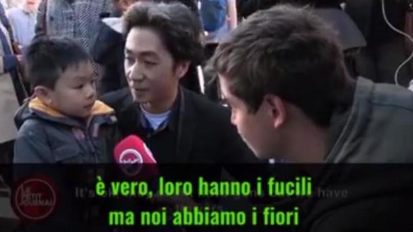 Parigi, papà rassicura il figlio: «Loro hanno i fucili, noi i fiori»