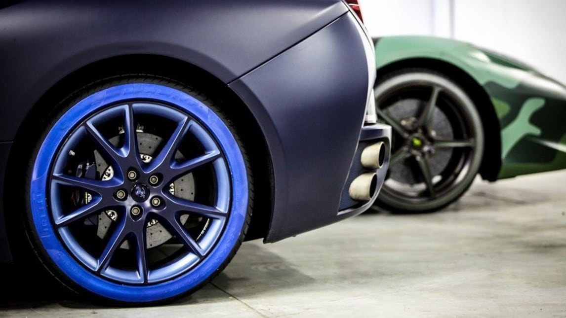 Lapo Elkann dipinge le gomme Pirelli