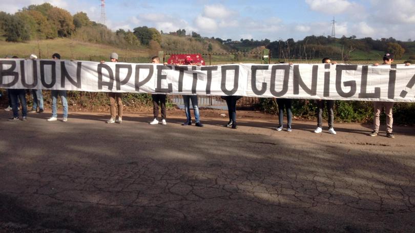 Roma contestata, carote ai giocatori: «Buon appetito conigli!»