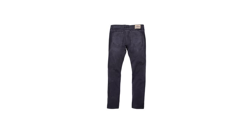 Jeckerson riedita il suo storico pantalone con la toppa