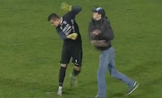 Tifoso colpisce portiere con un pugno in faccia