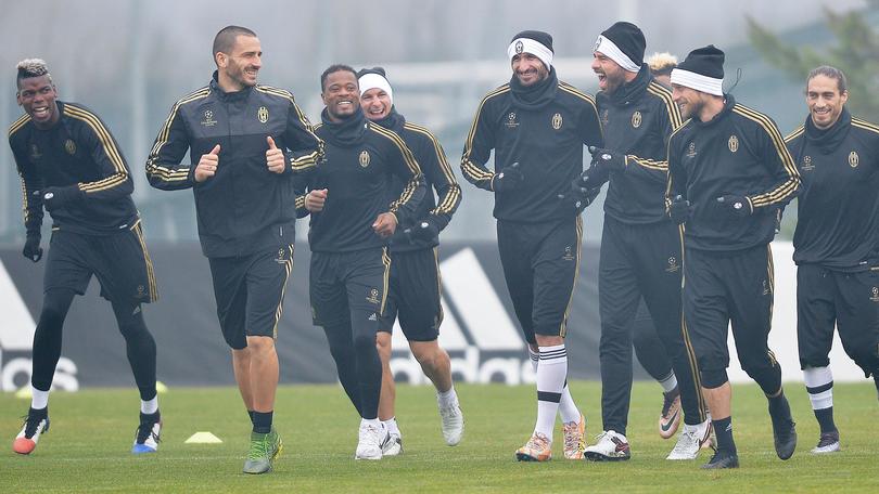Juventus, rifinitura a Vinovo tra i sorrisi: domani c'è il Siviglia