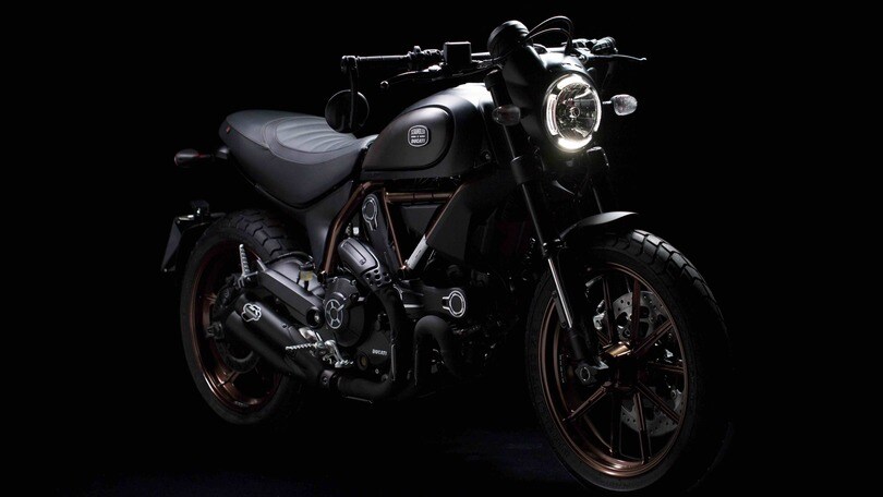 Lapo collabora con Ducati: Scrambler personalizzata e occhiali da sole
