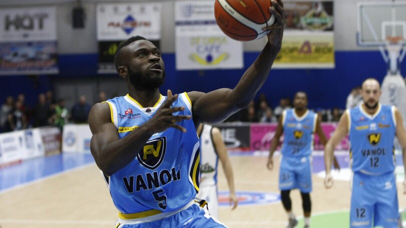Jerrells, idea Cantù, Adegboye un mese a Caserta