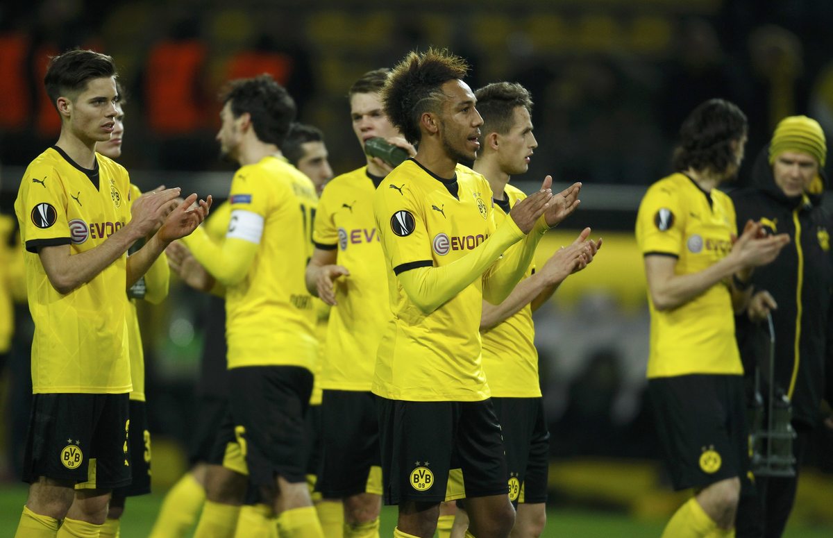 Bundesliga: Augsburg-Shalke04 2-1, Borussia Dortmund-Eintracht Francoforte 4-1