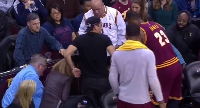 Nba, LeBron James "vola" su una tifosa e la manda ko