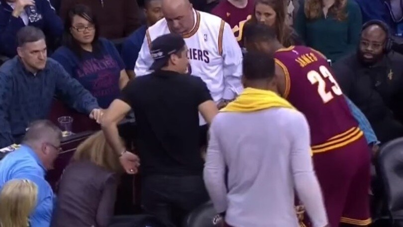 Nba, LeBron James "vola" su una tifosa e la manda ko