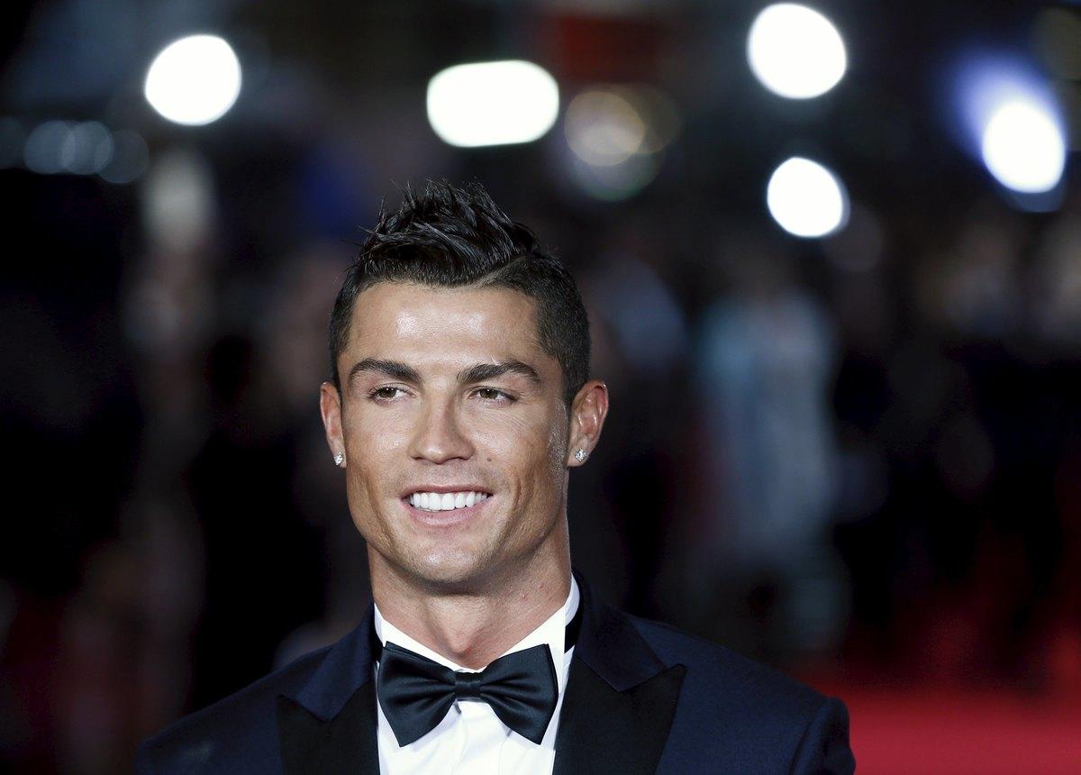 Statua di Cristiano Ronaldo imbrattata con il nome di Messi