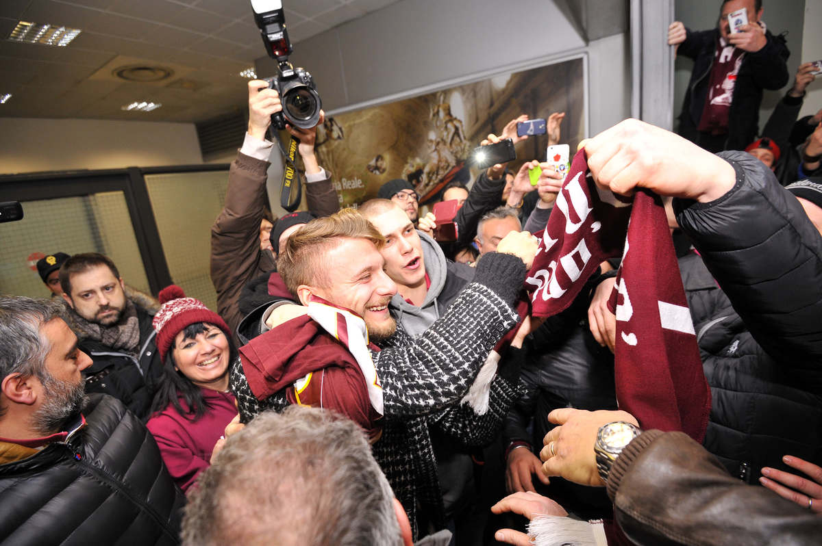 Torino, che entusiasmo all'aeroporto di Caselle per l'arrivo di Immobile