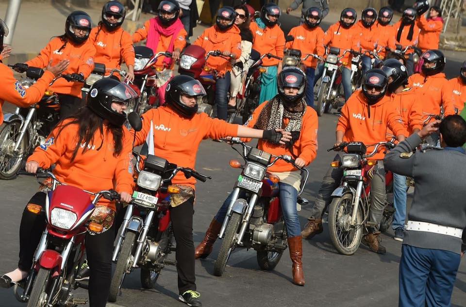 Pakistan: il governo incoraggia le donne in moto