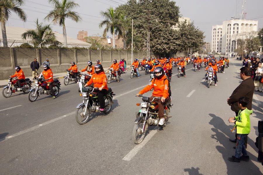 Pakistan: contro i “palpeggiamenti” sul bus, donne salgono in moto