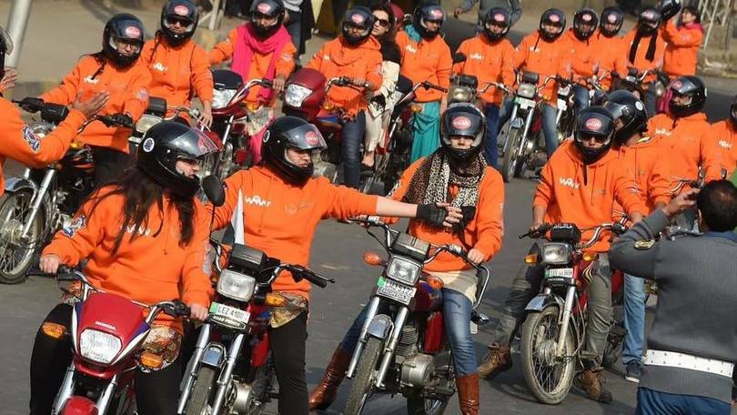 Pakistan: il governo incoraggia le donne in moto