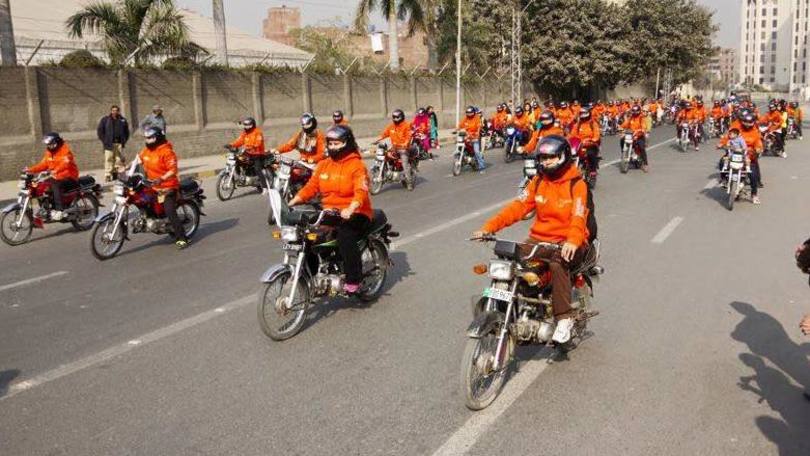 Pakistan: contro i “palpeggiamenti” sul bus, donne salgono in moto