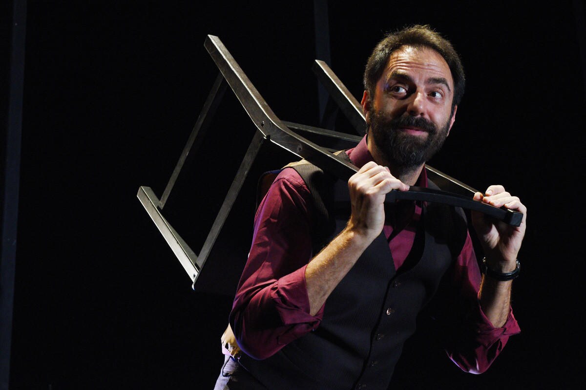 Neri Marcorè a teatro racconta “Quello che non ho”