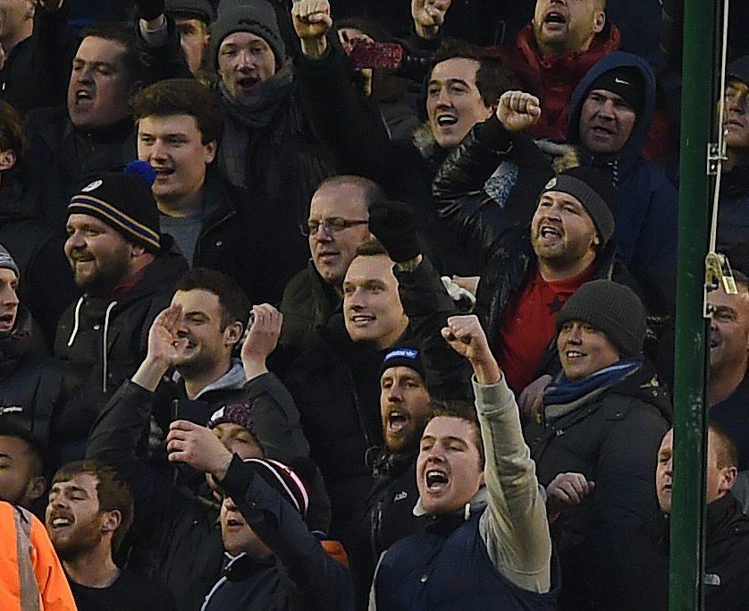 Premier League, i giocatori del Manchester United seguono il match in curva