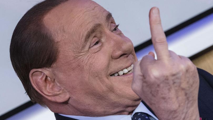 Milan, Berlusconi fa il dito medio