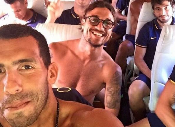 Boca Juniors, Tevez e Osvaldo su Instagram: selfie a torso nudo