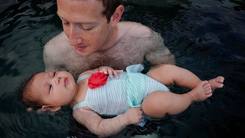 Zuckerberg, l'album della figlia Max spopola su Facebook: ecco il primo bagnetto