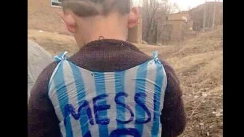Messi, trovato il suo piccolo fan con la maglia-busta