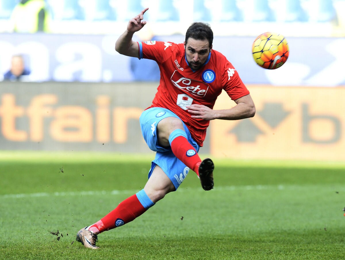 Serie A Napoli, allarme Higuain: lascia il campo