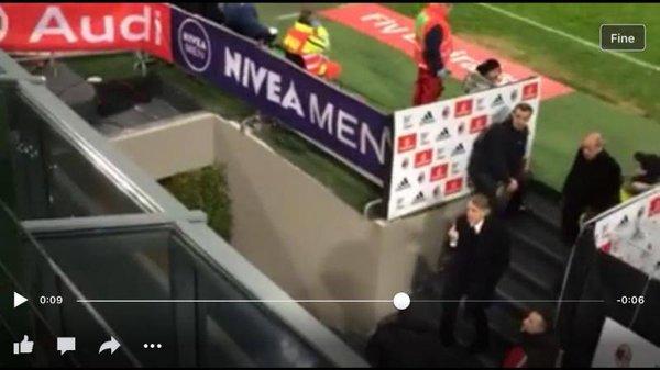 Inter, clamoroso Mancini: dito medio ai tifosi del Milan dopo l'espulsione