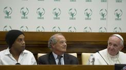 Ronaldinho e Papa Francesco insieme per la Partita per la Pace