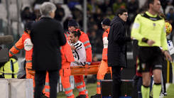 Juventus, grave infortunio per Caceres: in lacrime sulla barella