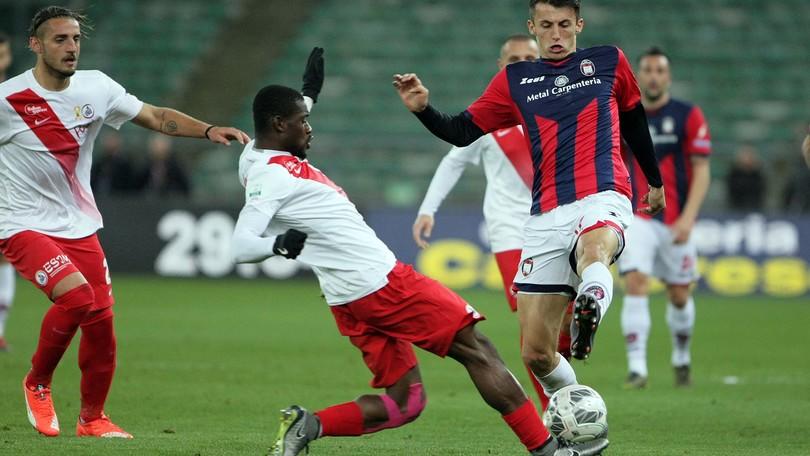 Serie B il Crotone torna in vetta. Bari ko a testa alta