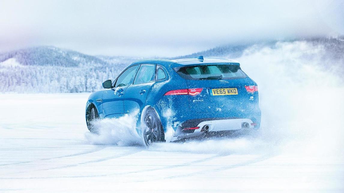 Mourinho prova Jaguar F-Pace sul lago ghiacciato