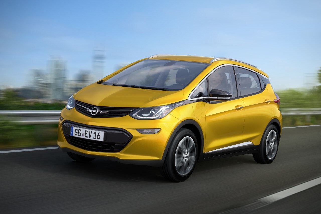 Opel parte la rivoluzione elettrica, ecco la Ampera-e