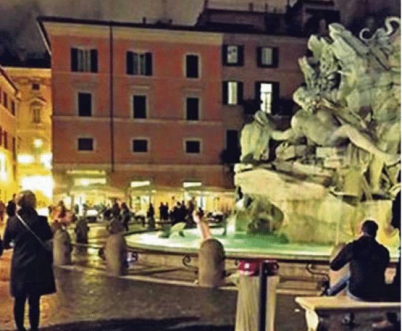 Roma, nuova ferita: tifoso inglese si tuffa nella fontana del Bernini