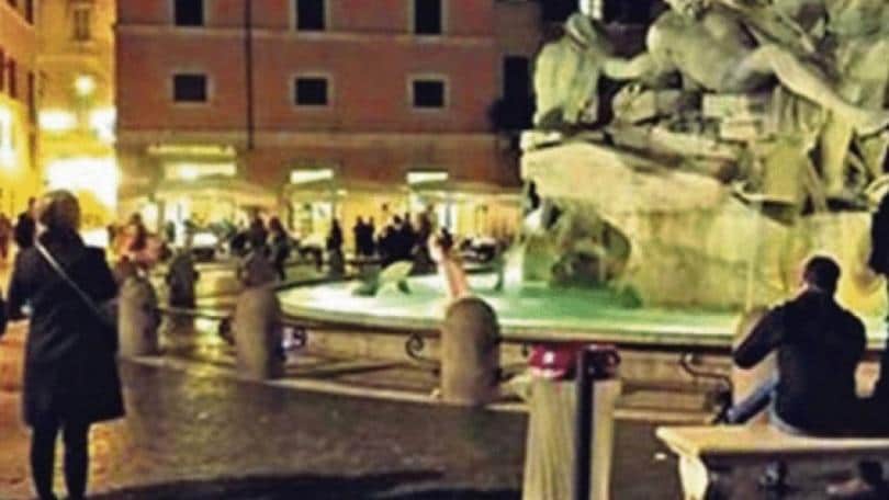 Roma, nuova ferita: tifoso inglese si tuffa nella fontana del Bernini