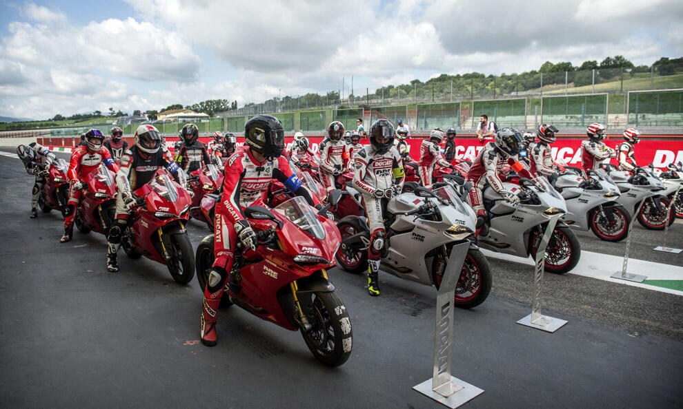 Ducati: a scuola guida con Carlos Checa