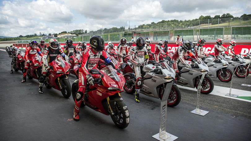 Ducati: a scuola guida con Carlos Checa