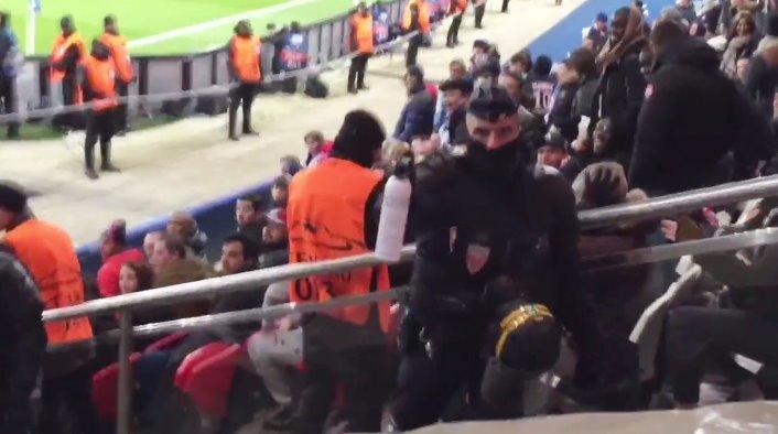 Spray al peperoncino contro i tifosi che esultano: la vergogna di Parigi
