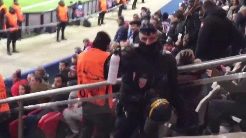Spray al peperoncino contro i tifosi che esultano: la vergogna di Parigi
