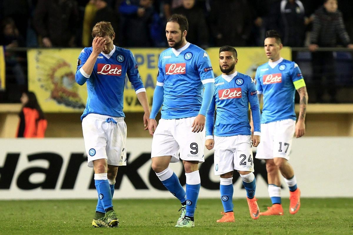 Napoli, scippo di rigore del macellaio olandese. Collina, ma quando la pianti?
