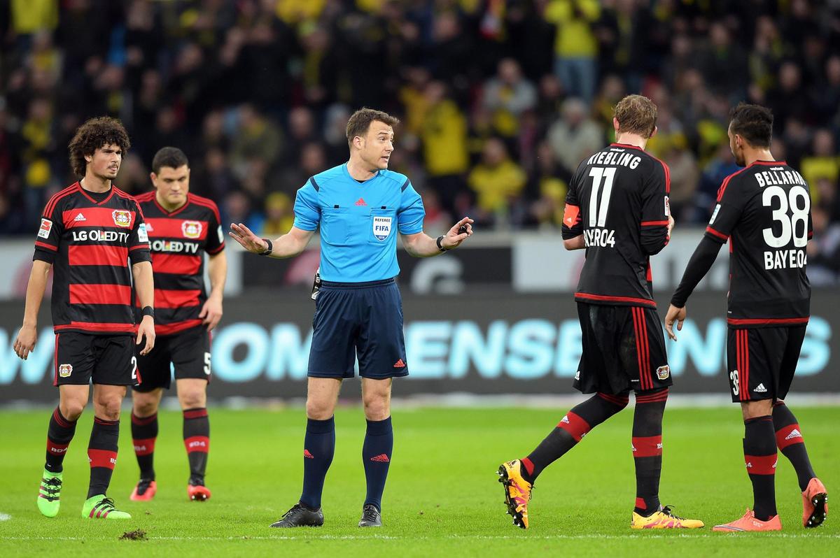Bundesliga, Bayer Leverkusen-Borussia Dortmund 0-1: Schmidt non vuole uscire, l'arbitro interrompe la partita