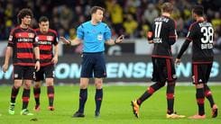 Bundesliga, Bayer Leverkusen-Borussia Dortmund 0-1: Schmidt non vuole uscire, l'arbitro interrompe la partita