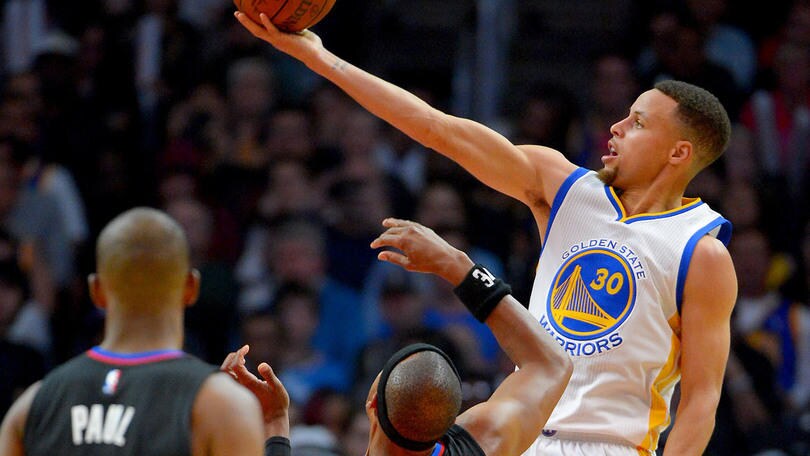 Curry supera Korver, 128 gare con una tripla